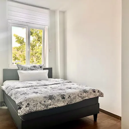 Modern Family In Apartment Bamberg